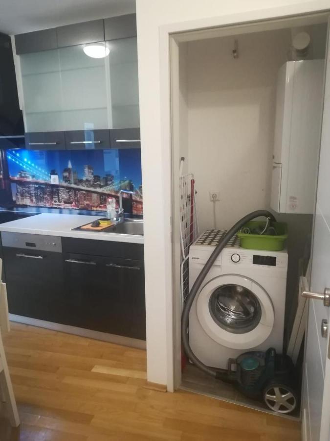 Apartment Tesla Виена Екстериор снимка