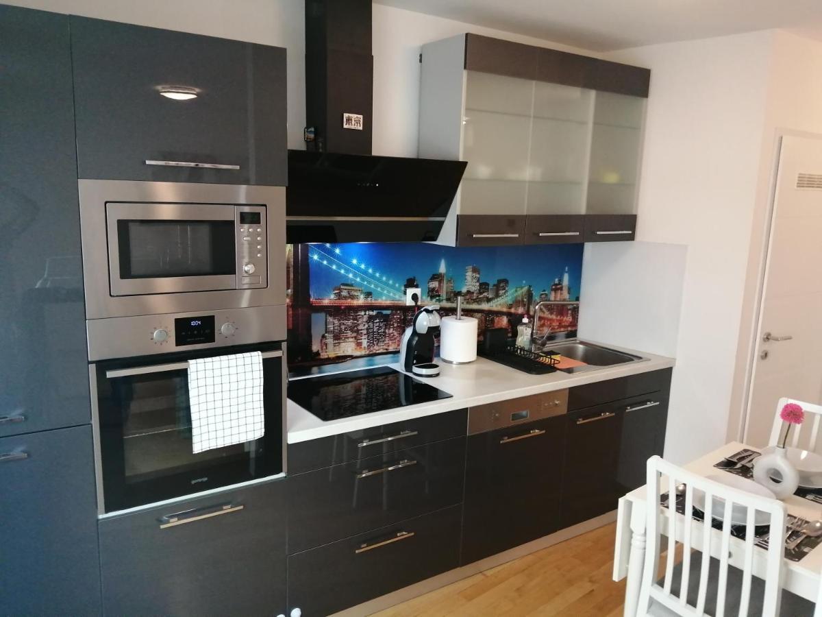 Apartment Tesla Виена Екстериор снимка