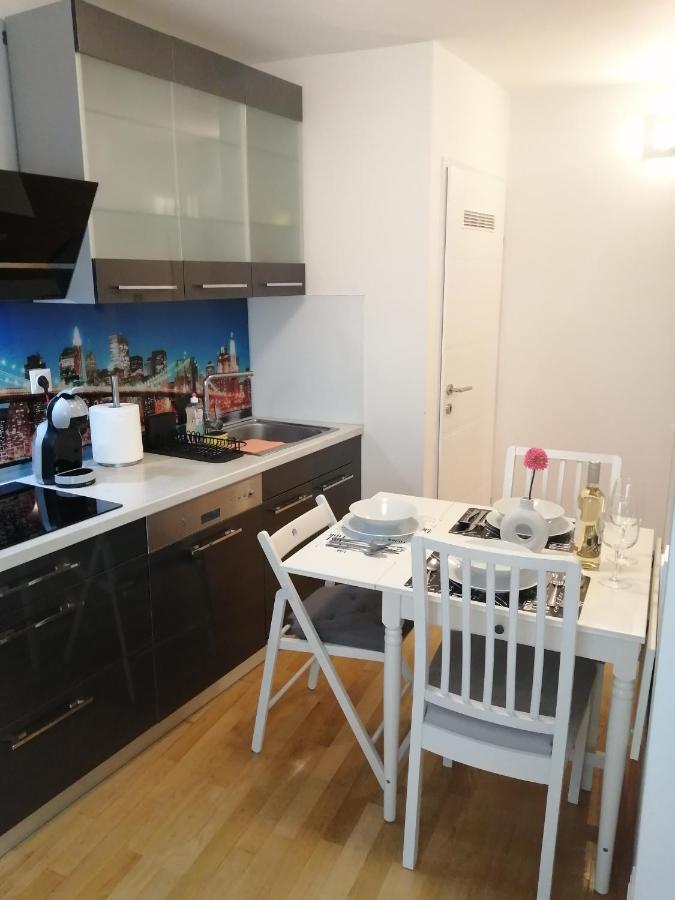 Apartment Tesla Виена Екстериор снимка