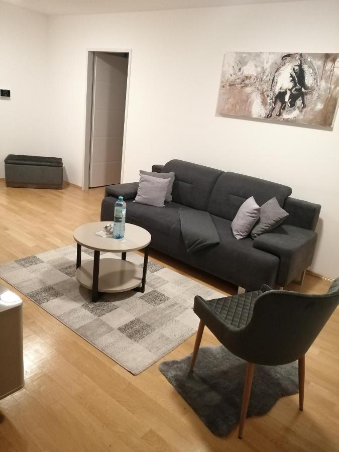 Apartment Tesla Виена Екстериор снимка