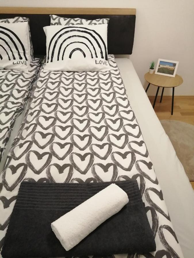 Apartment Tesla Виена Екстериор снимка