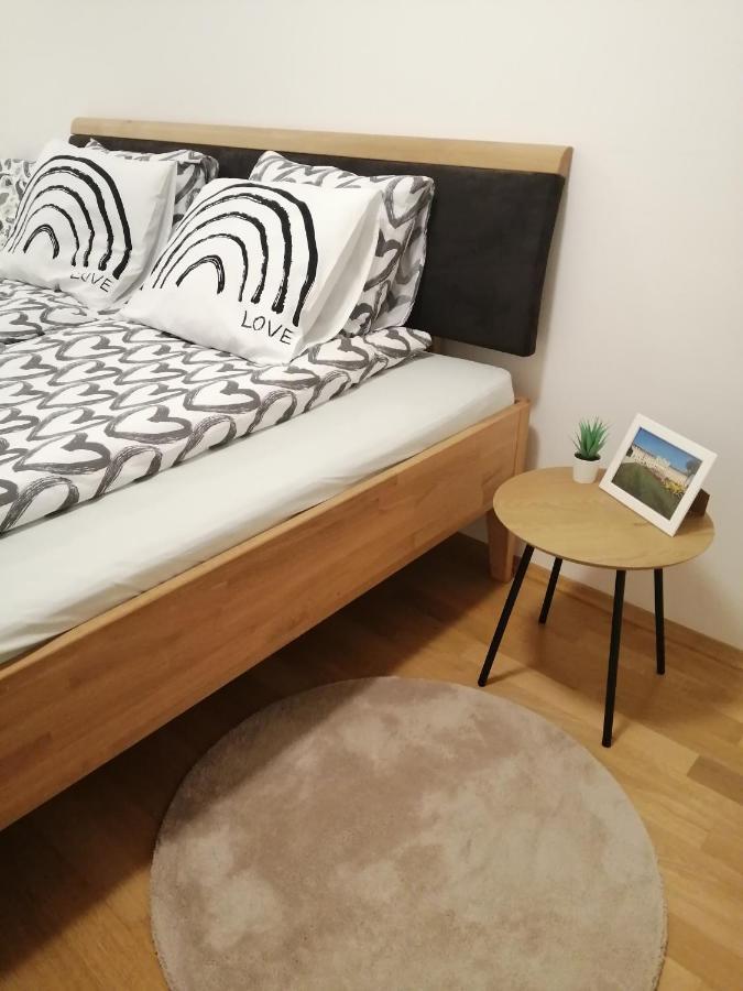 Apartment Tesla Виена Екстериор снимка