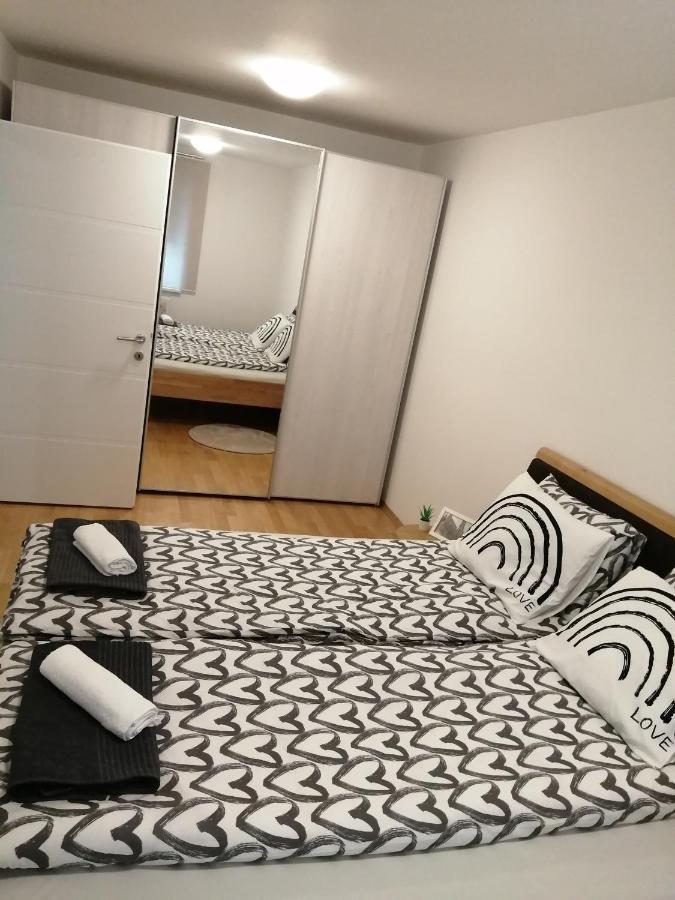 Apartment Tesla Виена Екстериор снимка
