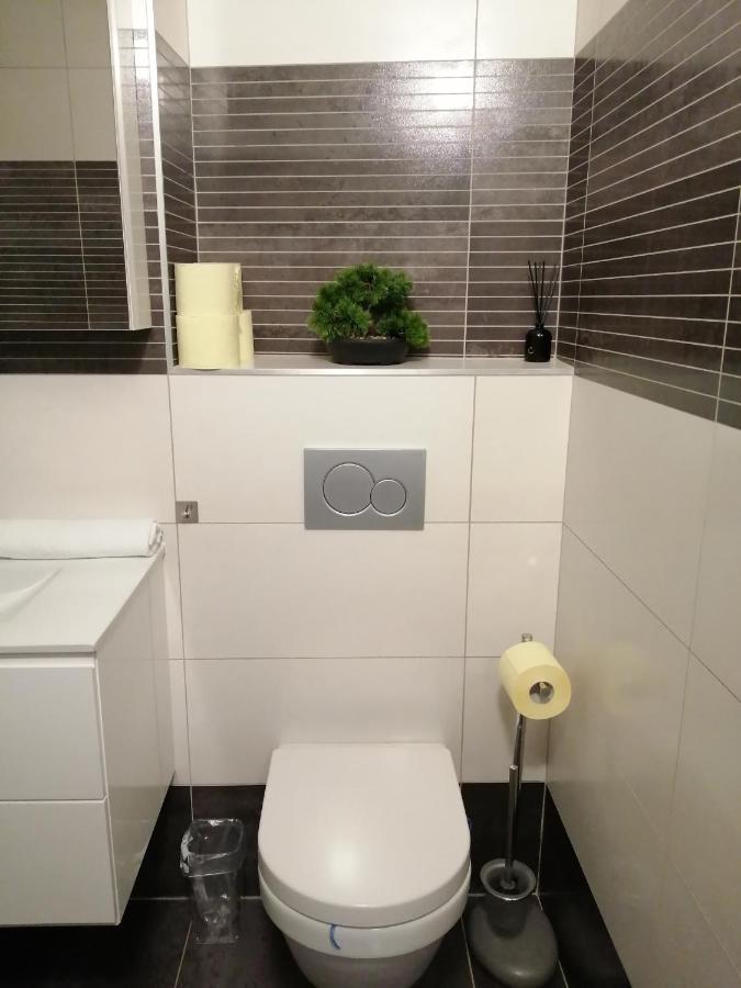 Apartment Tesla Виена Екстериор снимка