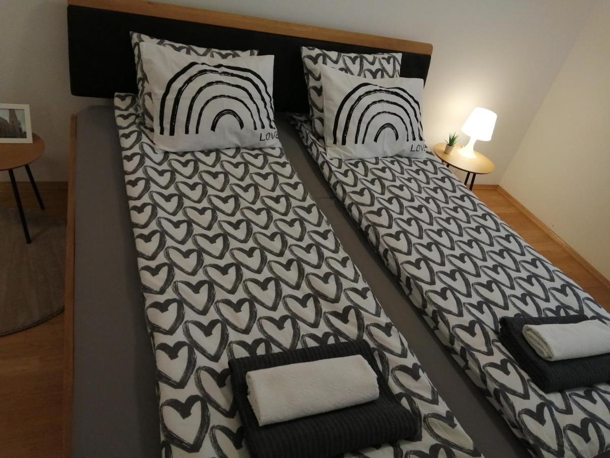 Apartment Tesla Виена Екстериор снимка